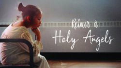Une enfant assise au bord d'un lit de fer à la gauche de l'image. À droite, le titre du film: Retour à Holy Angels
